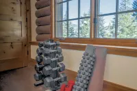 Charming 3-bedroom log cabin with Hot Tub and fitness room in delightful Big Sky - نادي رياضي
