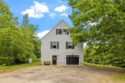 Renovated Alexandria NH jacuzzi house~firepit! gameroom! dog friendly! fenced