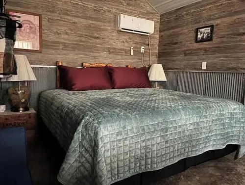 “Clabe” one of the 5 Tiny Cabins on the Osage River Hotels in Equality Township