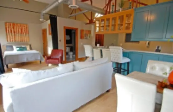 "City View " Super Cozy Downtown Loft Apartment