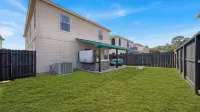 Spacious 4-bedroom house with AC, hot tub, and WiFi in welcoming Tomball Spring Creek Park附近的飯店