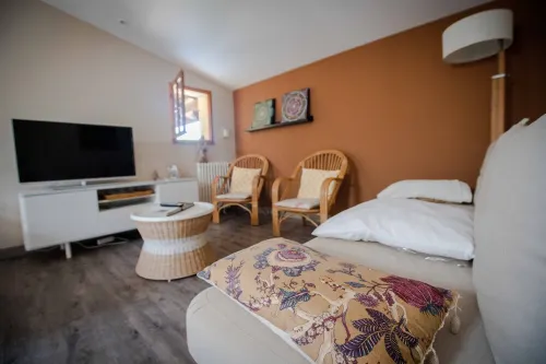 Cottage between Bordeaux and St Emilion with Magnificent Park, surrounded by Vines