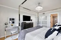 Direct Oceanfront Modern LUXURY Top Floor “Sea La Vie”