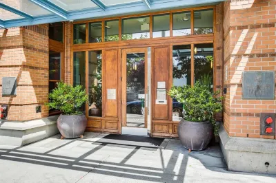 Seattle’s Downtown Gem- w/View, Free Parking, Gym & Pool - Sleeps 6 โรงแรมใน