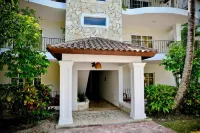 Punta Cana 1-Bed Apt Sleeps 4 with Pool & Hot Tub