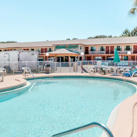 Summer Breeze Motel Отели рядом с достопримечательностью «Остров Шелл»