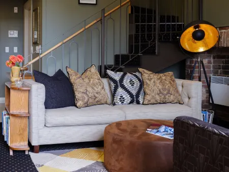 Bell Hill Apartments Отели рядом с достопримечательностью «Clocktower Building Leith Street»