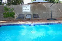 Lulu Guest Lodge - piscina
