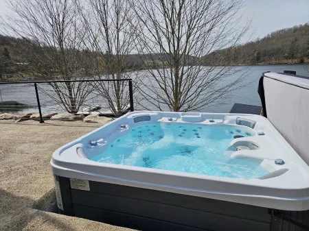 Brand New Lakefront Home with Unbeatable Lake Views Close to Everything! Отели рядом с достопримечательностью «Deep Creek Marina»