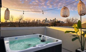 Paradise Palace Best Rooftop in Htx w Hot Tub