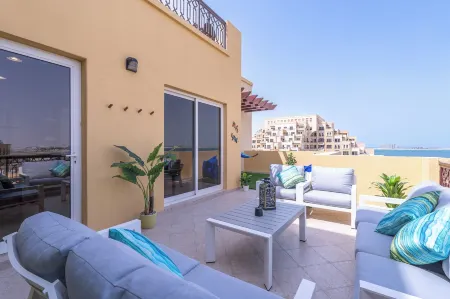 Contemporary Living by the Sea & 2Bd & New Listing Отели в г. Bab Al Bahr