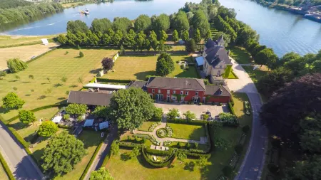 Landgoed Kasteel de Hoogenweerth Отели в г. Маастрихт