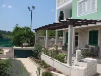 Villa with with 5 Apartments in Peracko Blato