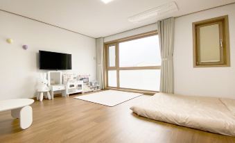 Jeju Hi Mom Kids Family Pension Black