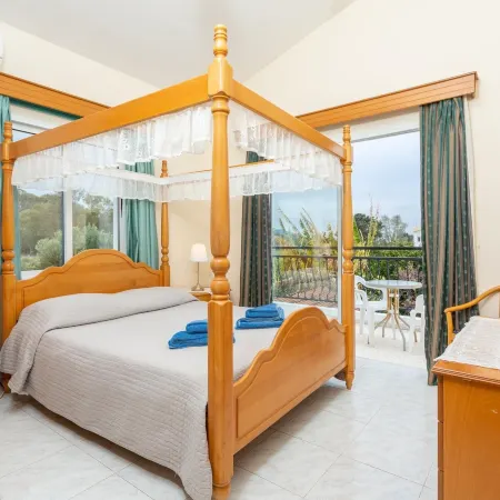 Sun Beach Villa Large Private Pool Walk to Beach A C Wifi Car Not Required - 2145