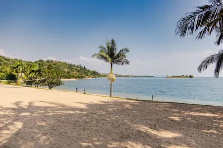 Room-Serene Lake View Lodge in Kayove, R Отели в г. Rutsiro