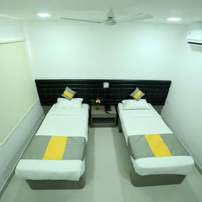 Cosy Room with Private Bath and Work Desk