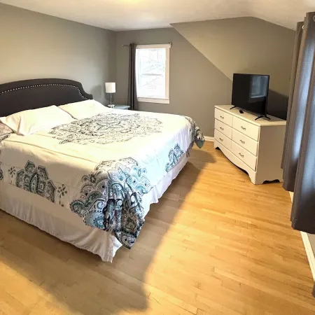 Charming Full Home in Downtown Escanaba – Walk to Beach, Park, and Marina! Отели в г. Эсканаба