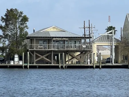 Reel Therapy 3 bedroom houseboat Отели в г. Плакеминс Пэриш