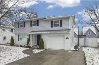 Peach Tree Place - Updated Home in South Bend Stadium附近的飯店