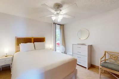 Beachfront retreat with lanai, WiFi, pool, & hot tub - prime turtle spot 卡胡盧伊住宿飯店