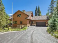 Luxurious Hot Tub and Cozy Gas Fireplace - Stunning Mountain Retreat Отели рядом с достопримечательностью «Квандари Пик Трейлхед»
