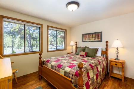 Gorgeous Golf Course Views and Private Hot Tub - Charming Retreat