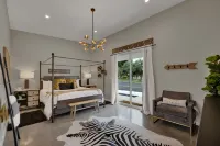 Fenced Courtyard and Relaxing Hot Tub - Exquisite Cottage