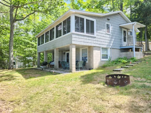 Cozy Cottage with Lake Views and Outdoor Fire Pit - Charming Escape Hotels in Long Lake Township