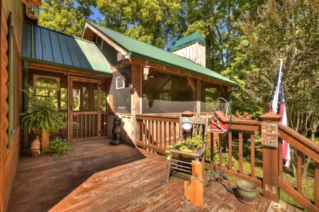 Hot Tub, Creek Access and Cozy Atmosphere - Charming Secluded Oasis