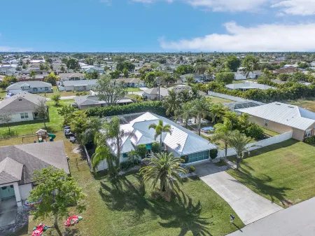 Private Beach, Pool Table and Spa Pool - Stunning Tropical Oasis