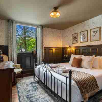 Charming Historic Conversion with Private Parking - Stunning Unique Retreat Rooms