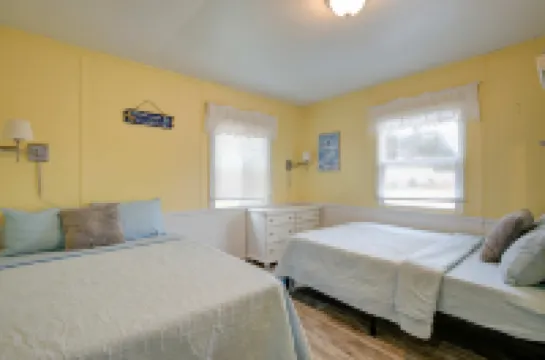 Cozy Cottage with Kitchen and Relaxing Patio - Charming Retreat