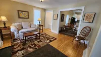 Cozy Retreat - Gaslight District Haven, Walkable to Dining