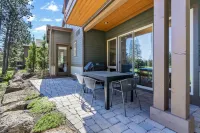 Luxury Home with Golf Course Views and Outdoor Dining - Stunning Retreat Hotels in Deschutes County