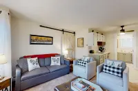 Condo in the heart of town near skiing - less than a mile to Okemo Mountain Hotels in Ludlow