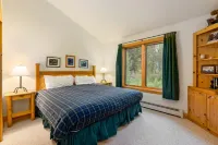 Peaceful Forest Getaway with Stunning Views