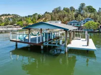 Smiling Otter Retreat! Large Lakefront Luxury House.Pool.Spa.Game Room.Pets Hotels near Lower Bayview Campground