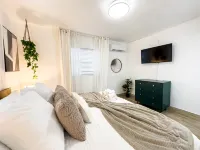 Pristine Pool and Mini Golf Course - Charming Oasis Hotels in Clearwater
