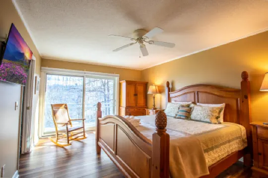 Stunning Mountain Views and Cozy Comfort - Luxurious Cabin Retreat