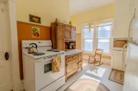 Charming Cottage with Outdoor Living - Cozy Retreat Near Beach