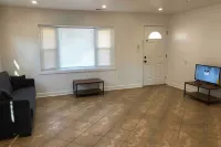 Private 2-bed house with free parking and 15-min walk to direct NYC Manhattan train Hotels in Woodbridge Township