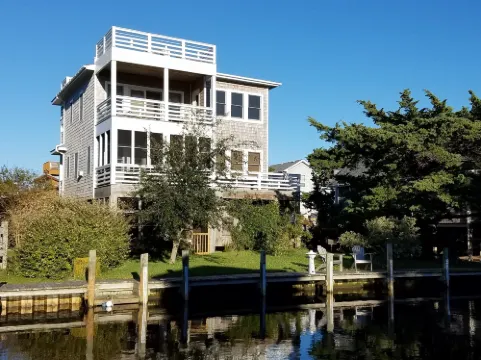 Canal Front Living and Rooftop Deck - Stunning Contemporary Oasis
