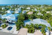Luxurious Oasis Hideaway - Heated Pool, Hot Tub, Spa, BBQ Hotels near Manatee Public Beach