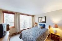 Vail-View Condo w/ Balcony, BBQ, Large Indoor Pool & Hot Tub - Near Skiing