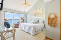 Stunning Lake Views and Pool Access - Charming Retreat