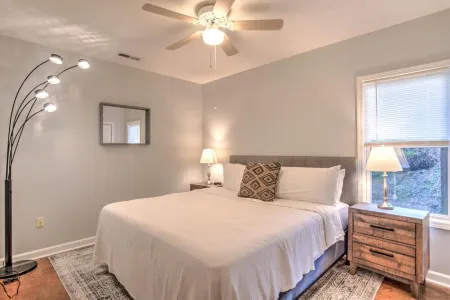 Outdoor Space and Garage Parking - Stylish Contemporary Retreat Отели в г. Ройал Пайнс