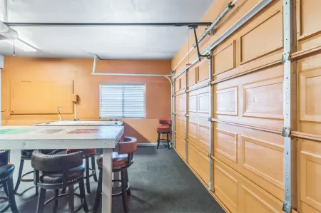 Elegant Villa with Game Room and Outdoor Oasis - Serene Retreat Отели рядом с достопримечательностью «Парк Ранчо Сан Рафаел Офф-Лиш Дог»