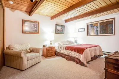 Cozy & Quiet Cabin w/ Natural beauty - Prime Locale on Southern Lopez Island Otis Perkins Day Park附近的飯店