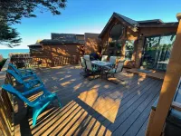 Spacious Decks and Relaxing Jacuzzi - Charming Ocean Retreat Hotels in Smith River
